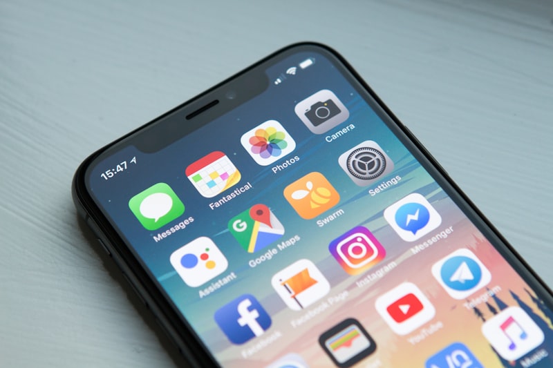 Smartphone reading an NFC tag via electromagnetic induction